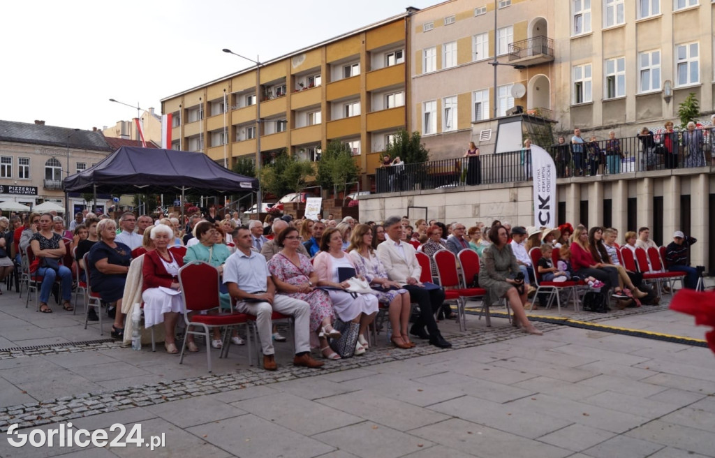 Gorlicki Rynek w barwach narodowych (03.09.)