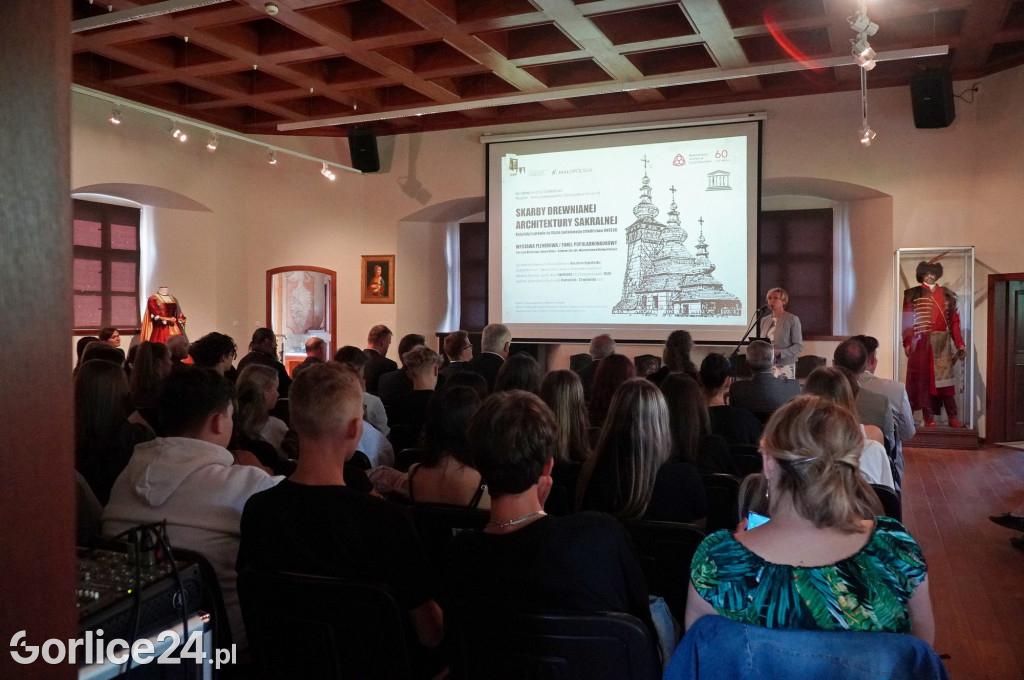 Wystawa skarbów drewnianej architektury sakralnej