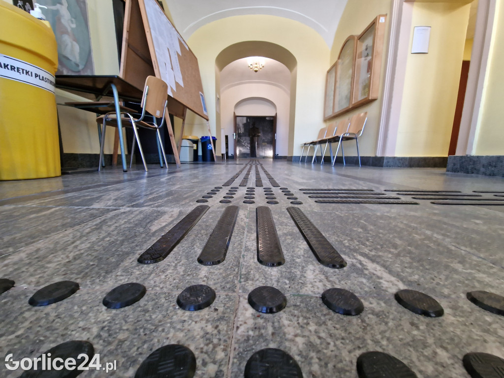 Nowe oznaczenia dla niewidomych w Ratuszu