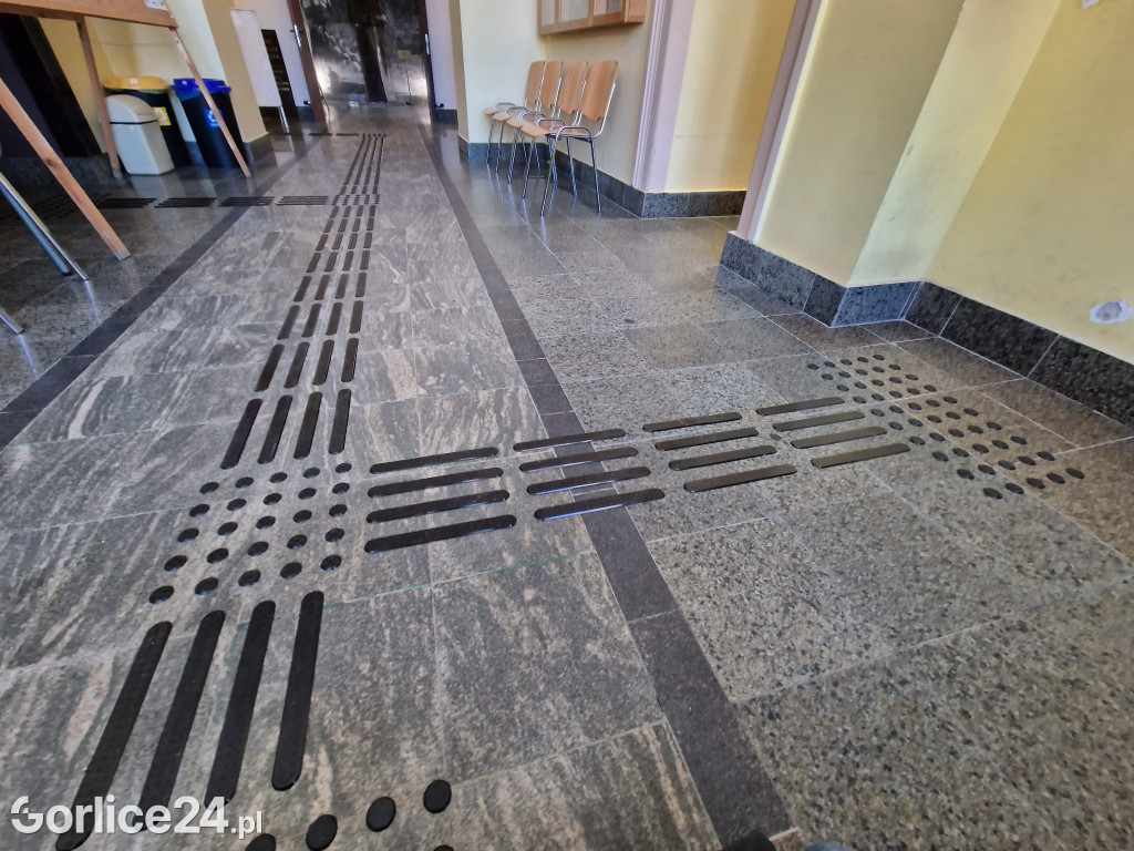 Nowe oznaczenia dla niewidomych w Ratuszu