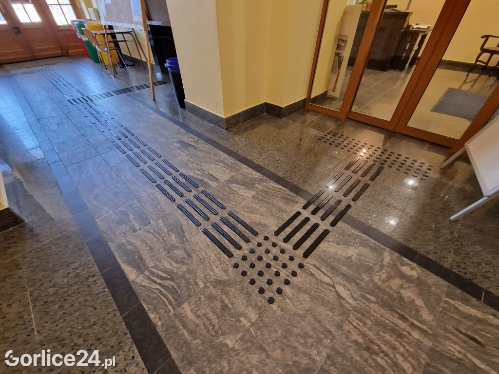 Nowe oznaczenia dla niewidomych w Ratuszu