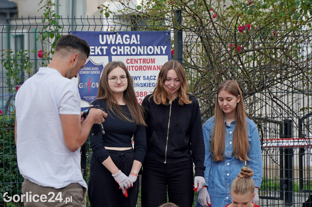 Przejścia z oznakowaniem Podnieś głowę, watro żyć!