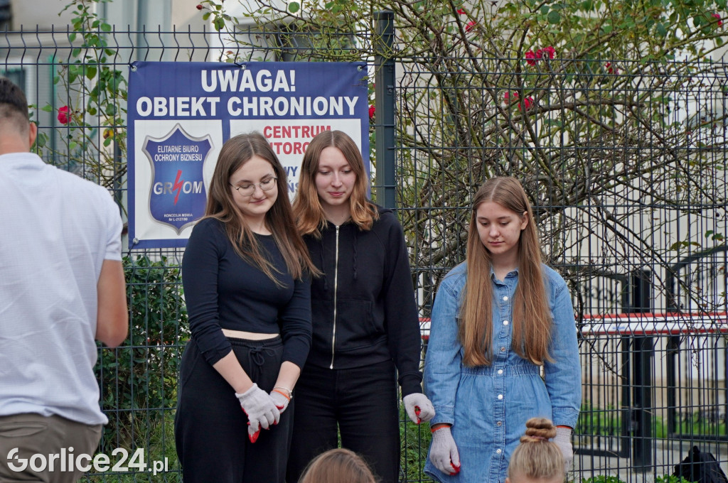 Przejścia z oznakowaniem Podnieś głowę, watro żyć!