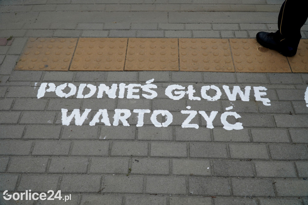 Przejścia z oznakowaniem Podnieś głowę, watro żyć!
