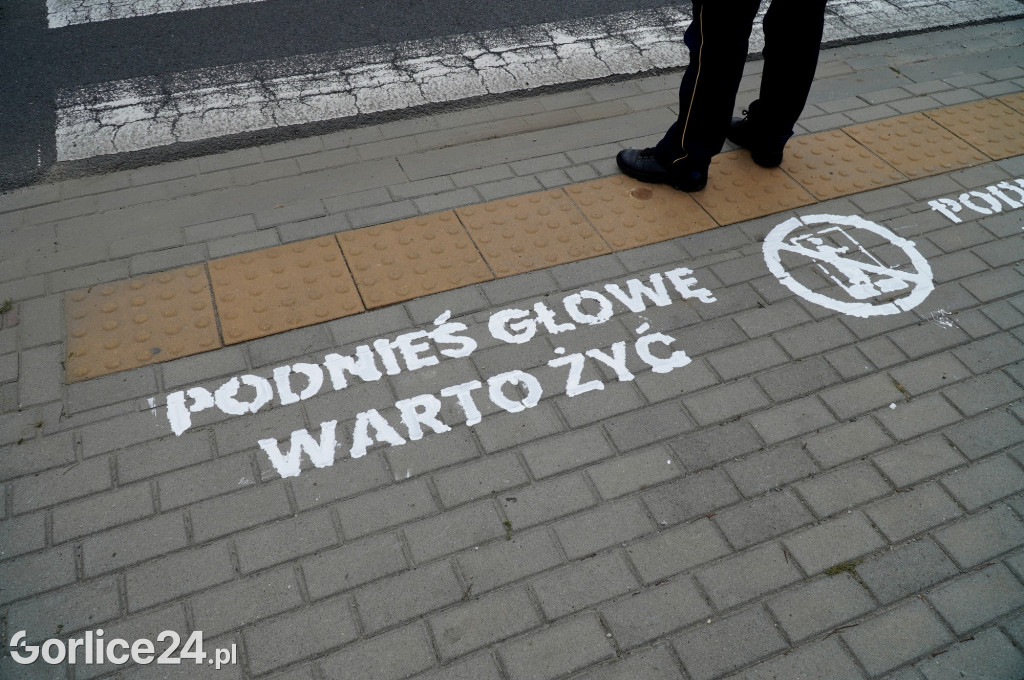 Przejścia z oznakowaniem Podnieś głowę, watro żyć!