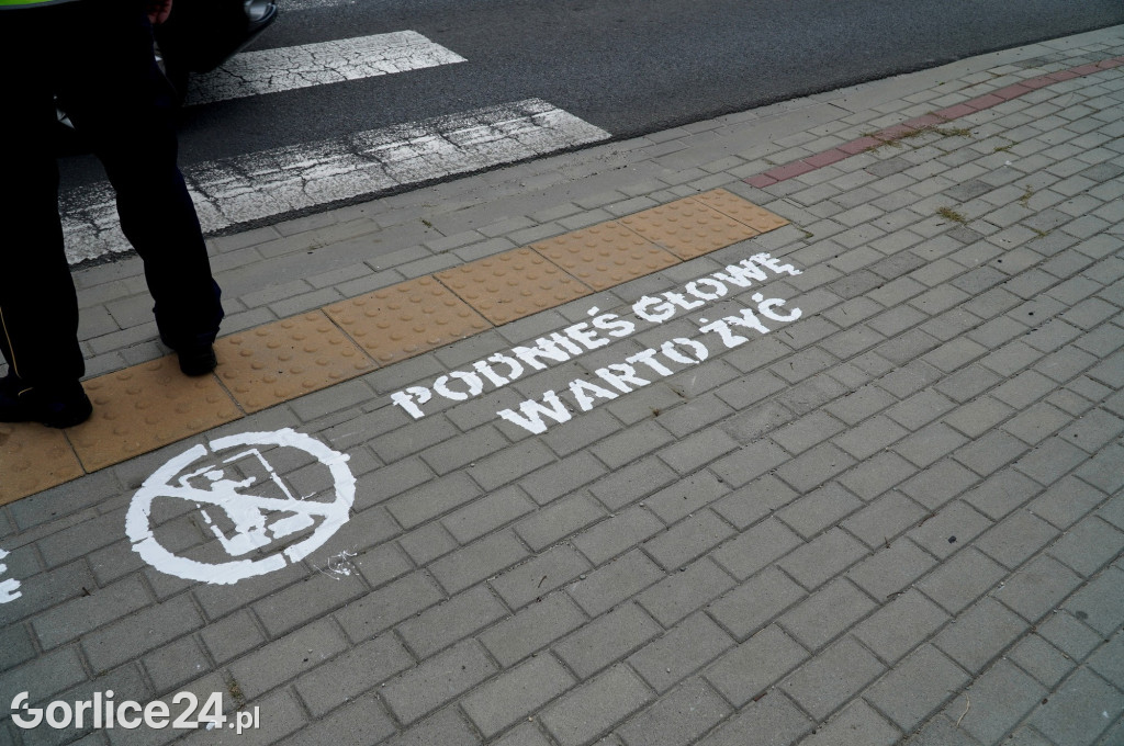 Przejścia z oznakowaniem Podnieś głowę, watro żyć!