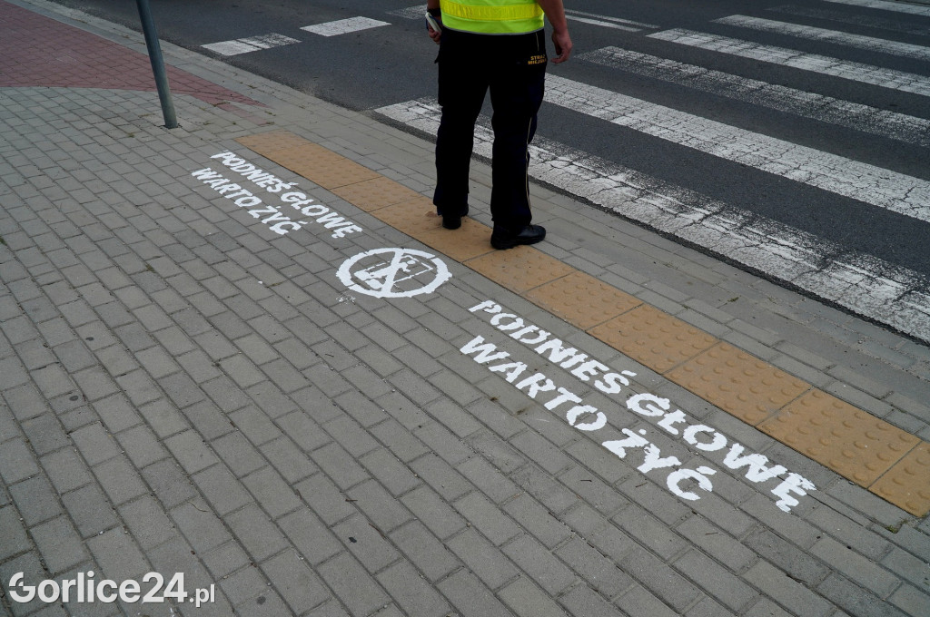 Przejścia z oznakowaniem Podnieś głowę, watro żyć!
