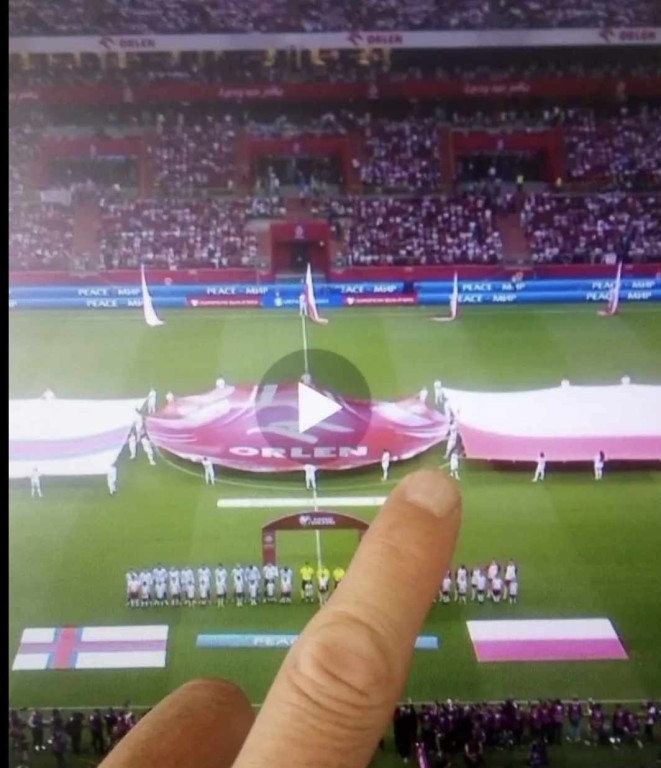 Mariusz Wrażeń z flagą na meczach Reprezentacji