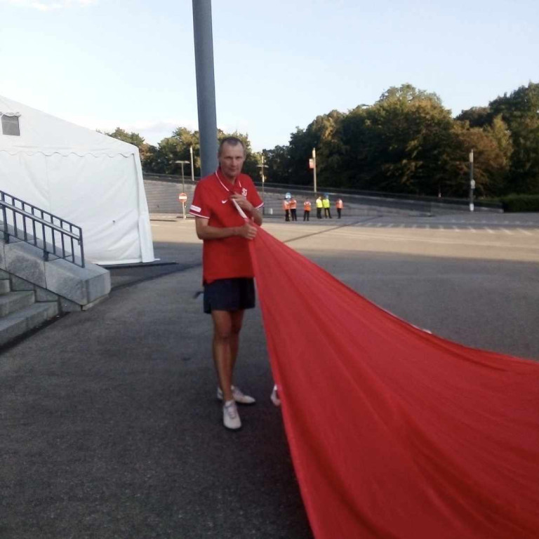 Mariusz Wrażeń z flagą na meczach Reprezentacji