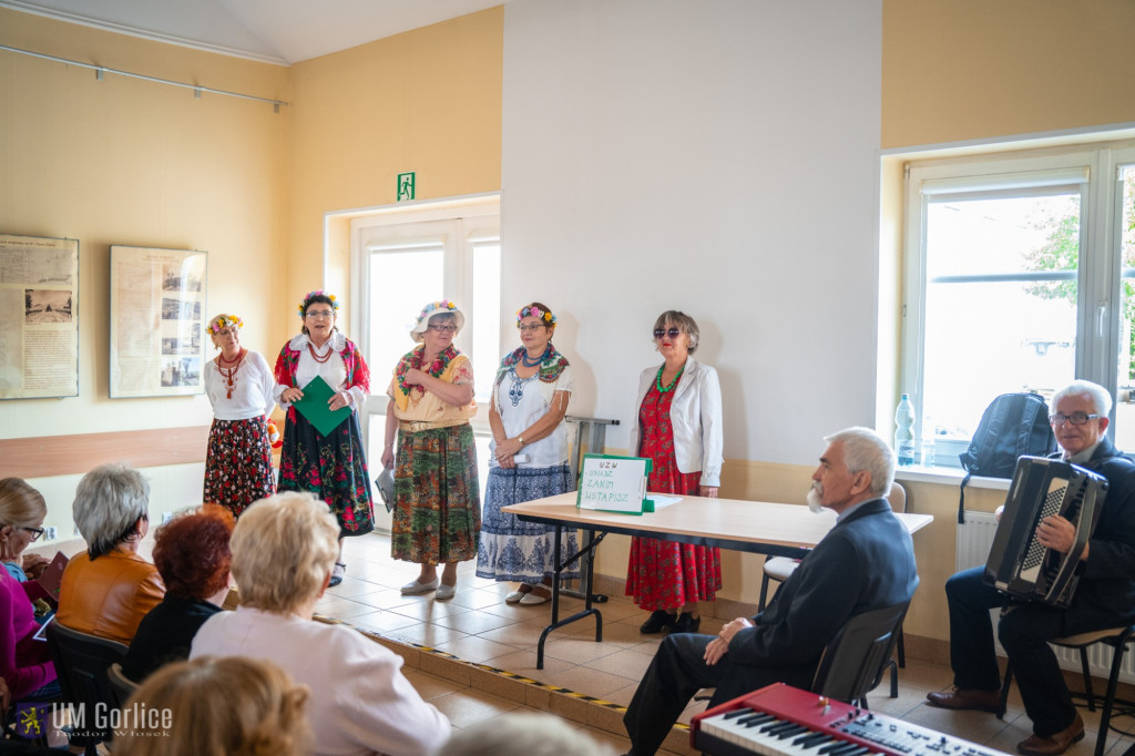 Seniorzy w czasie złotej jesieni