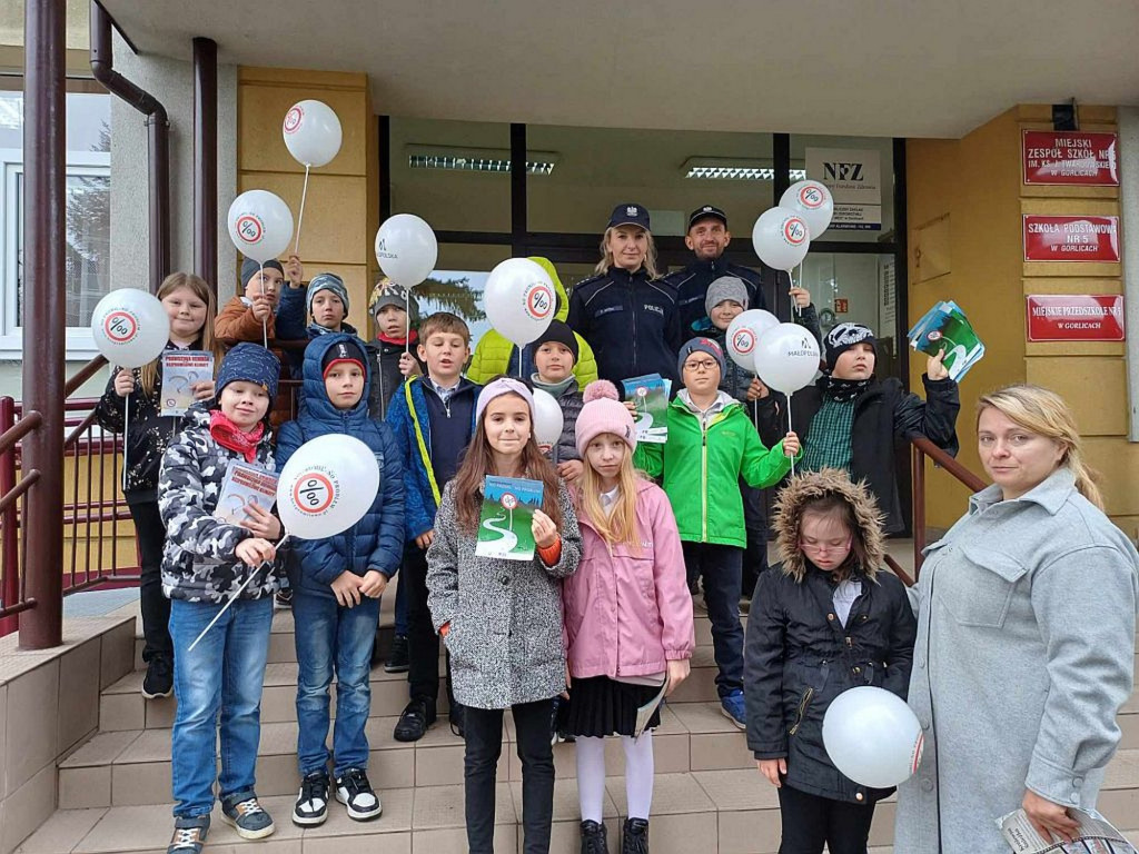 Kontrola trzeźwości kierowców z uczniami miejskiej piątki