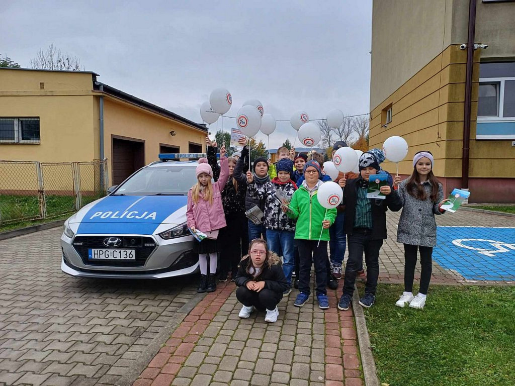 Kontrola trzeźwości kierowców z uczniami miejskiej piątki