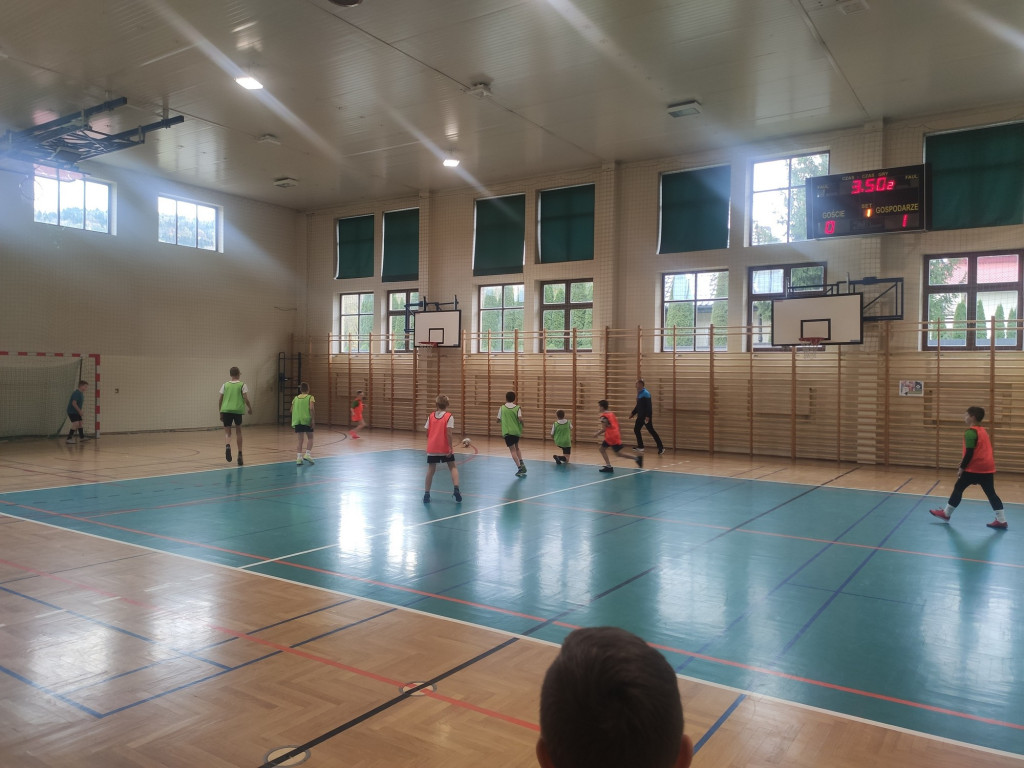 Turniej halowej piłki nożnej w Ropie 6.11