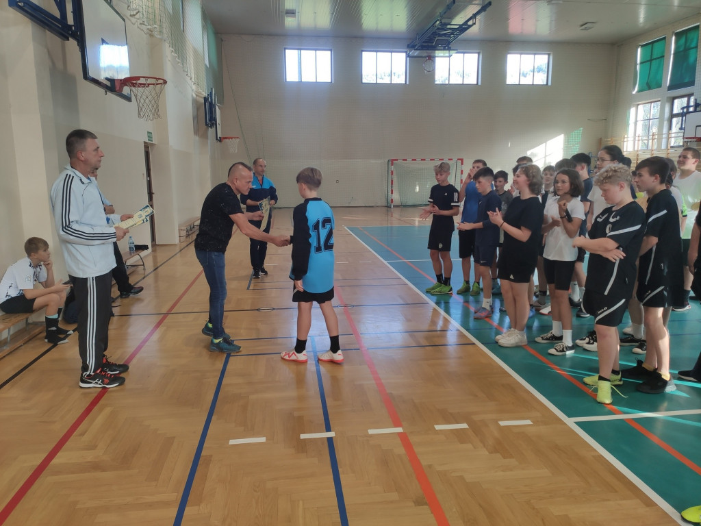 Turniej halowej piłki nożnej w Ropie 6.11