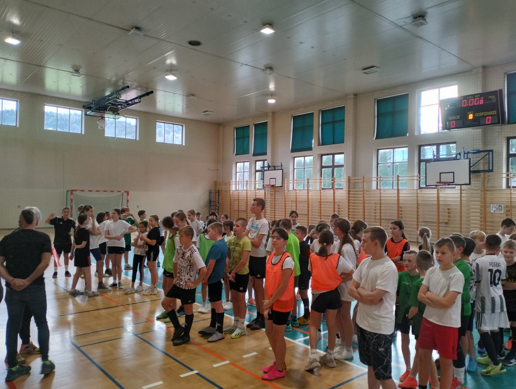 Turniej halowej piłki nożnej w Ropie 6.11