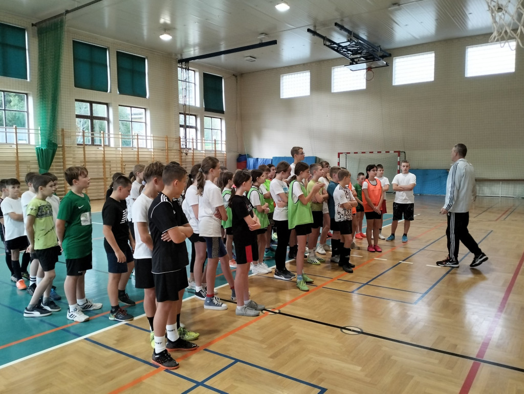 Turniej halowej piłki nożnej w Ropie 6.11