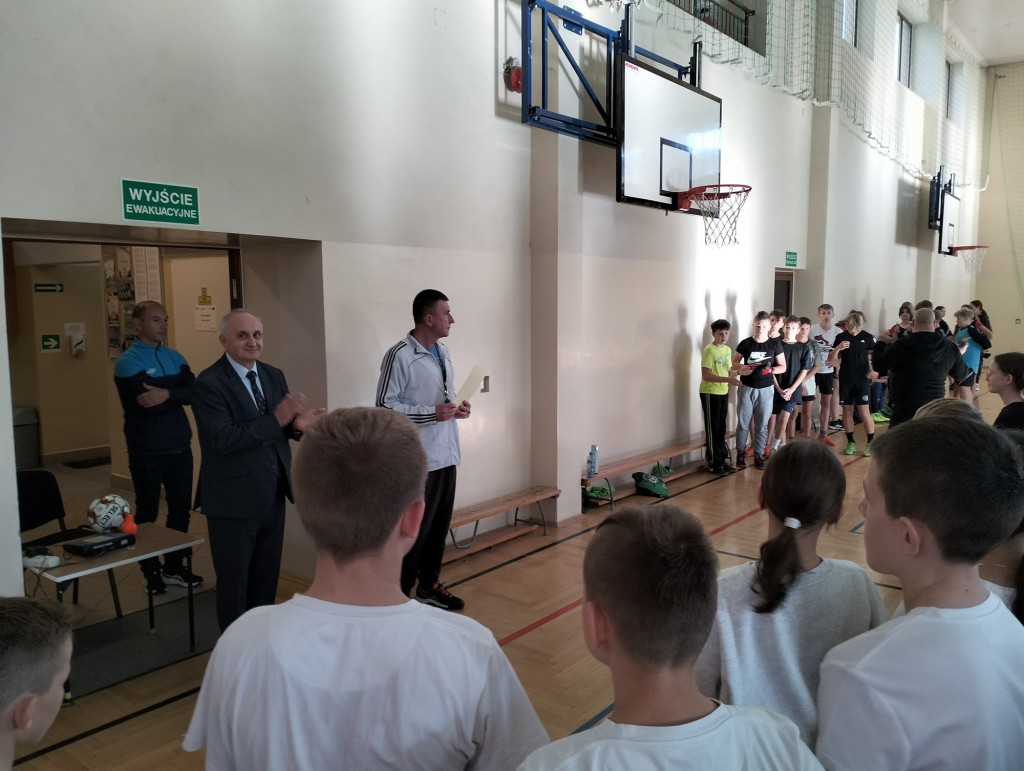 Turniej halowej piłki nożnej w Ropie 6.11