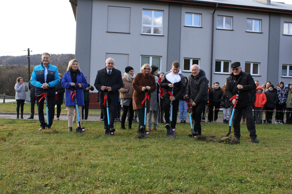Rozpoczęcie budowy hali sportowej w Ropie 24.11