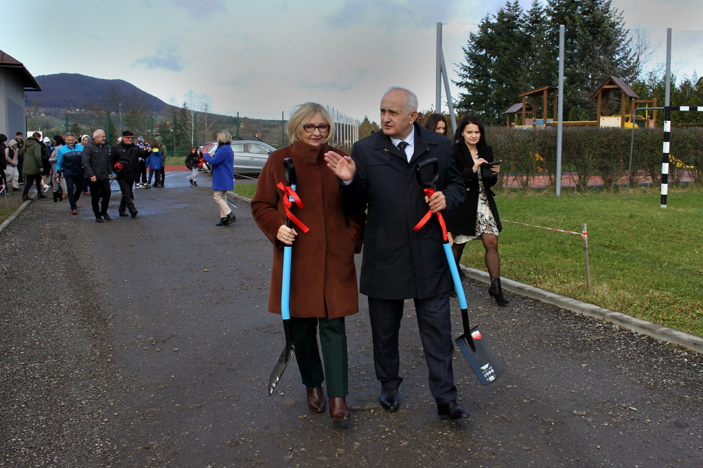 Rozpoczęcie budowy hali sportowej w Ropie 24.11