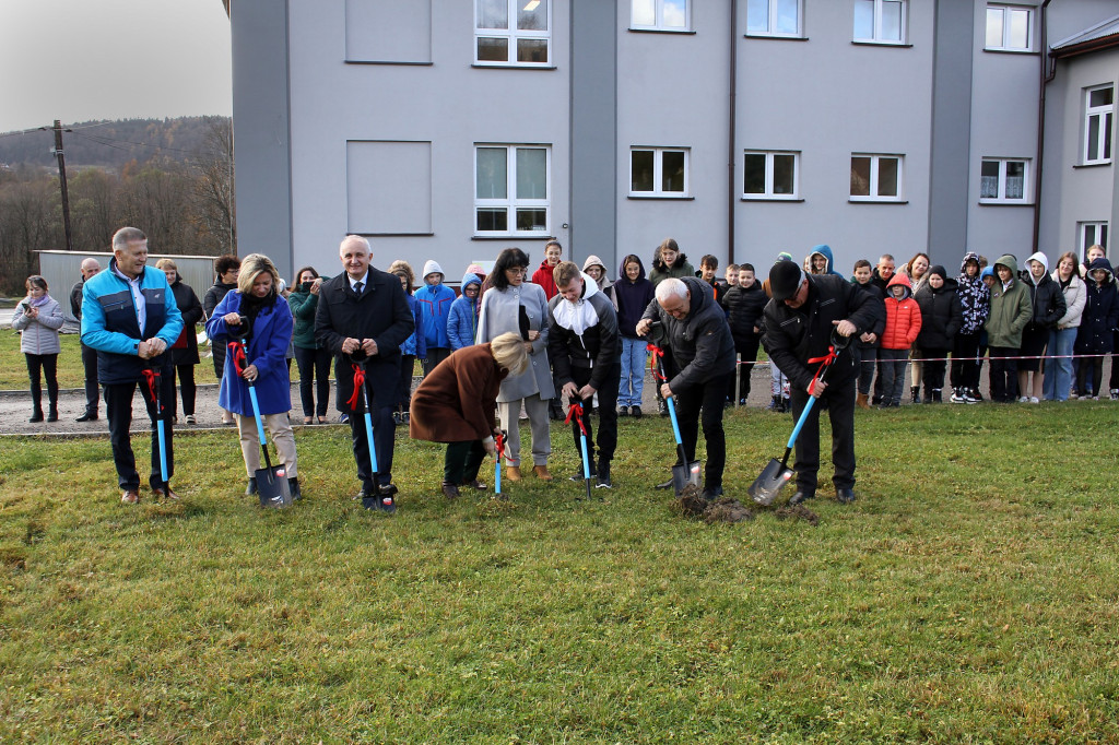 Rozpoczęcie budowy hali sportowej w Ropie 24.11