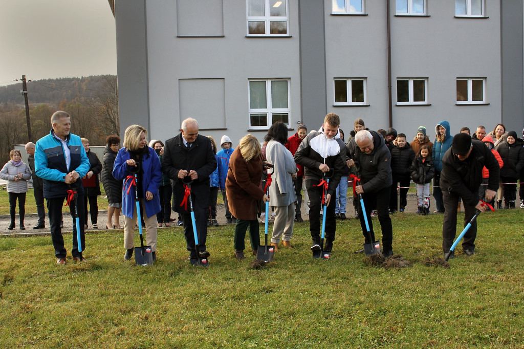 Rozpoczęcie budowy hali sportowej w Ropie 24.11