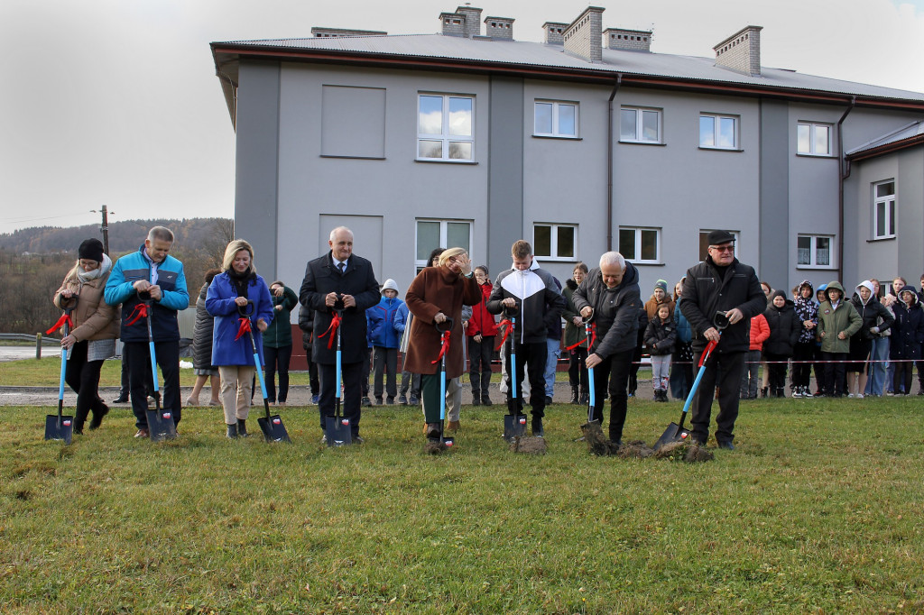 Rozpoczęcie budowy hali sportowej w Ropie 24.11