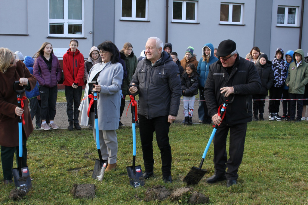 Rozpoczęcie budowy hali sportowej w Ropie 24.11