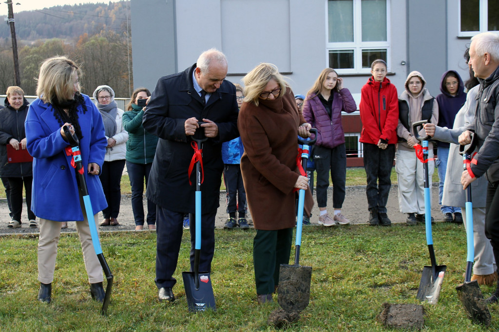 Rozpoczęcie budowy hali sportowej w Ropie 24.11