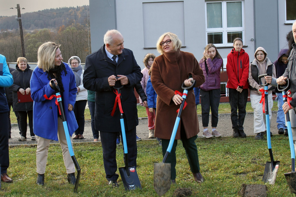 Rozpoczęcie budowy hali sportowej w Ropie 24.11