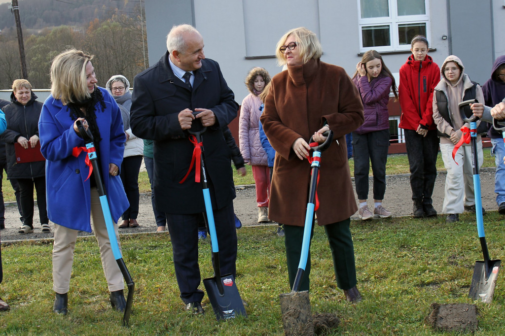 Rozpoczęcie budowy hali sportowej w Ropie 24.11