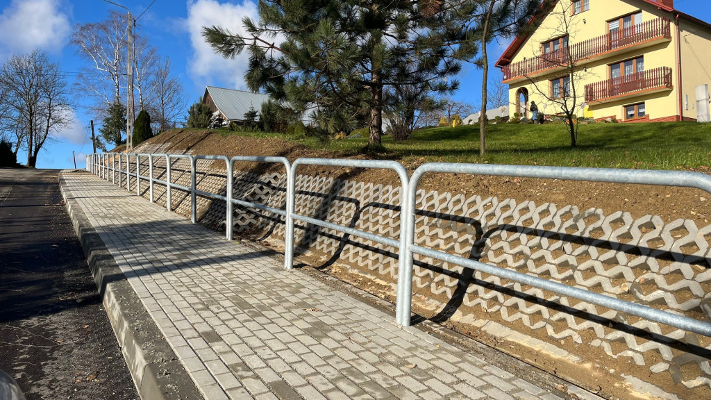 Nowy chodnik i oświetlenie przy drodze w Jankowej 24.11