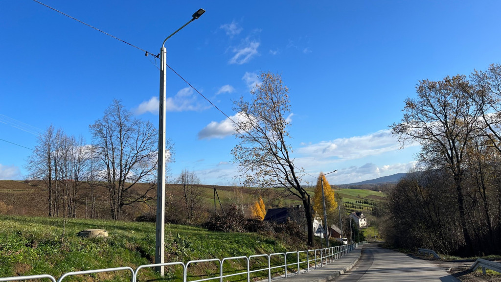 Nowy chodnik i oświetlenie przy drodze w Jankowej 24.11