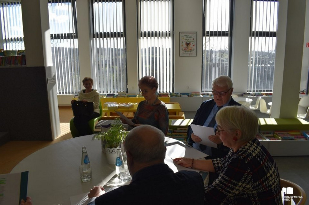 Czytanie wierszów w bibliotece Biecz 24.11