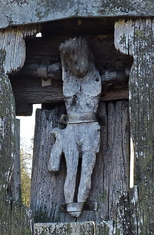 Drewniany krzyż w Dominikowicach