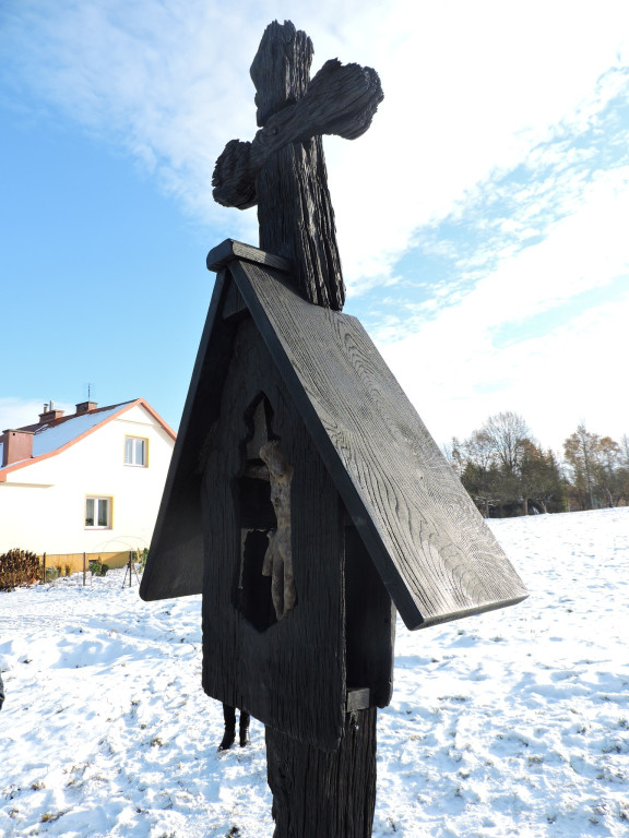 Drewniany krzyż w Dominikowicach