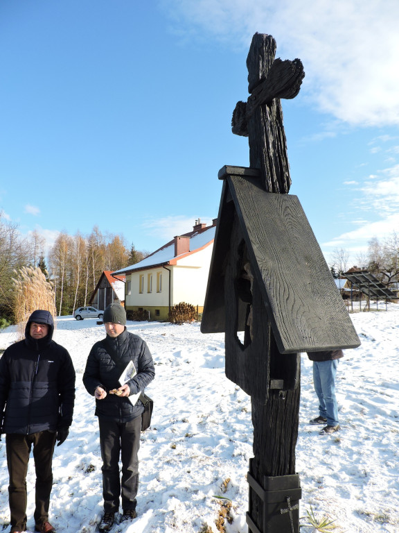 Drewniany krzyż w Dominikowicach