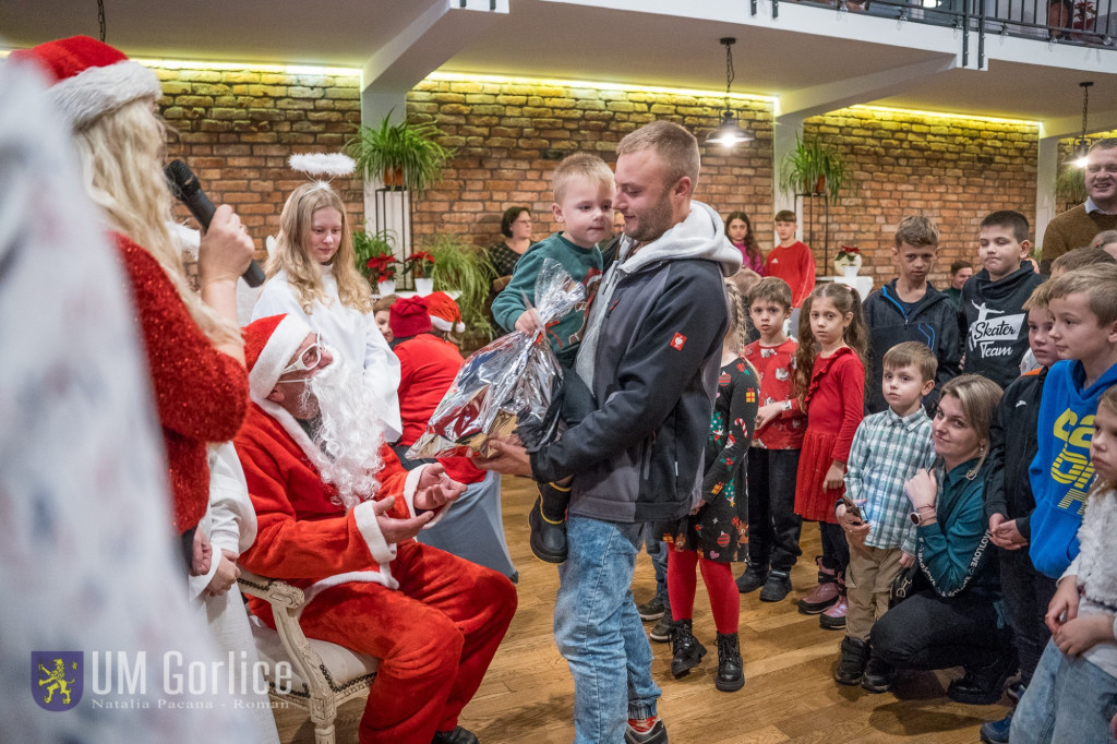 Św. Mikołaj odwiedził odwiedził dzieci z Osiedla Nr 10