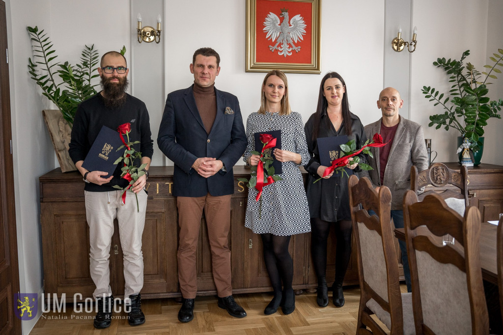 Burmistrz wręczył awanse zawodowe dwóch nauczycieli