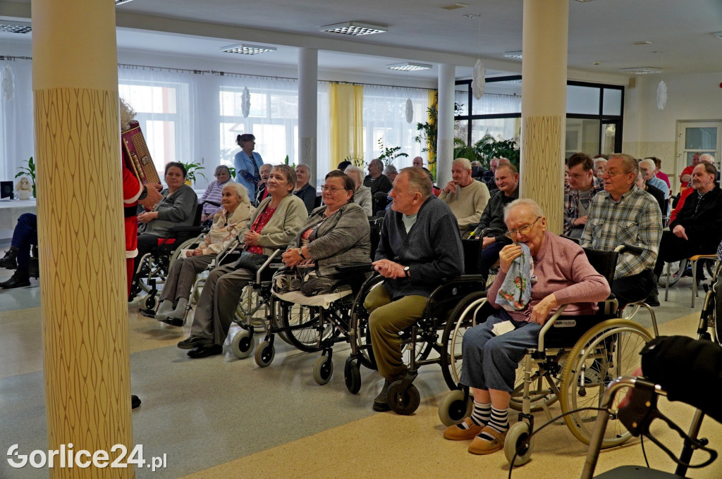 Święty Mikołaj w Domu Pomocy Społecznej (06.12)