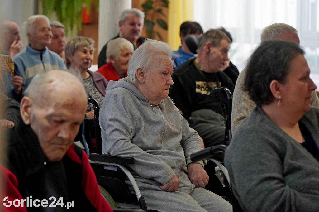 Święty Mikołaj w Domu Pomocy Społecznej (06.12)