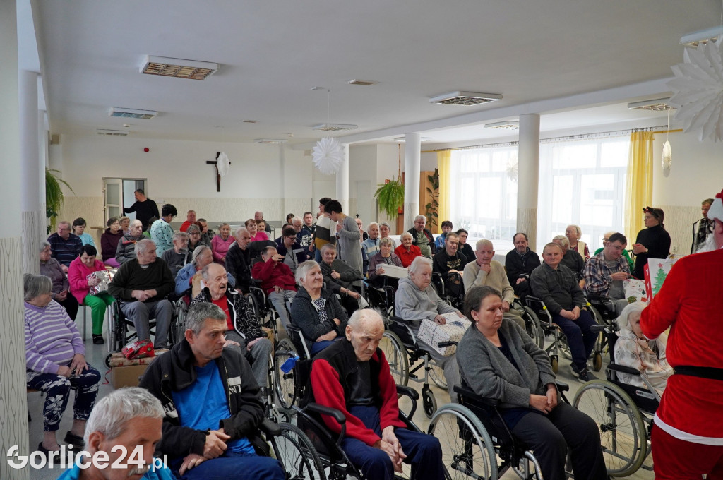 Święty Mikołaj w Domu Pomocy Społecznej (06.12)