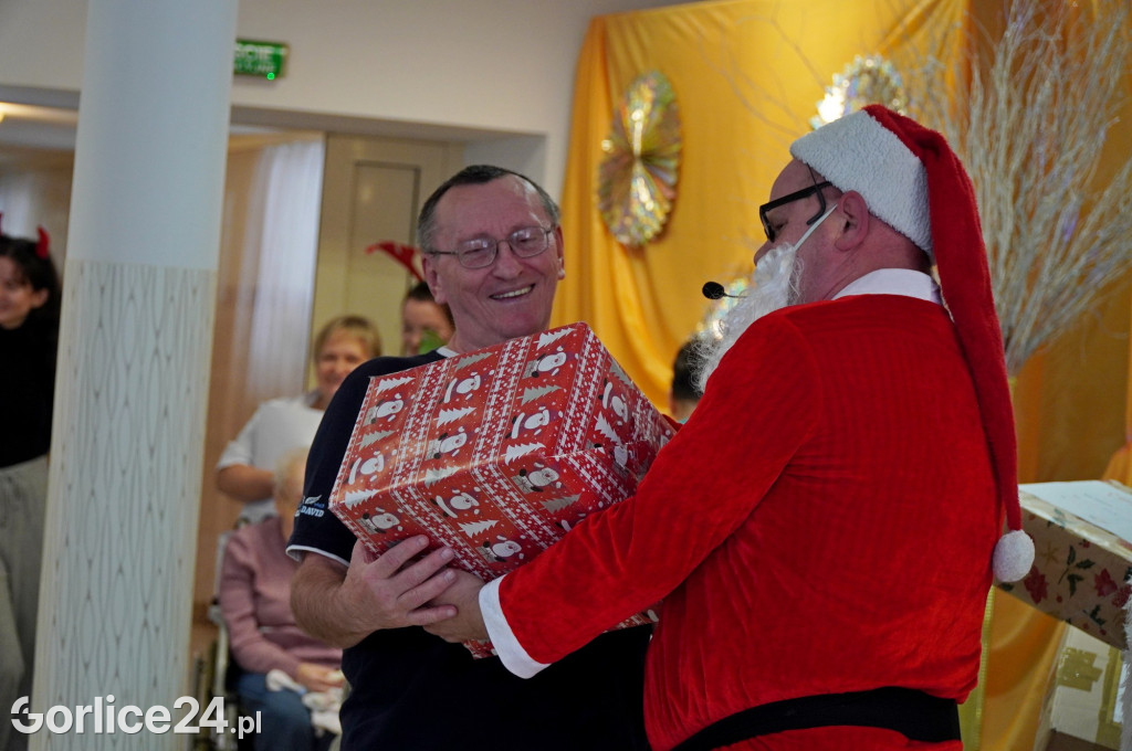 Święty Mikołaj w Domu Pomocy Społecznej (06.12)
