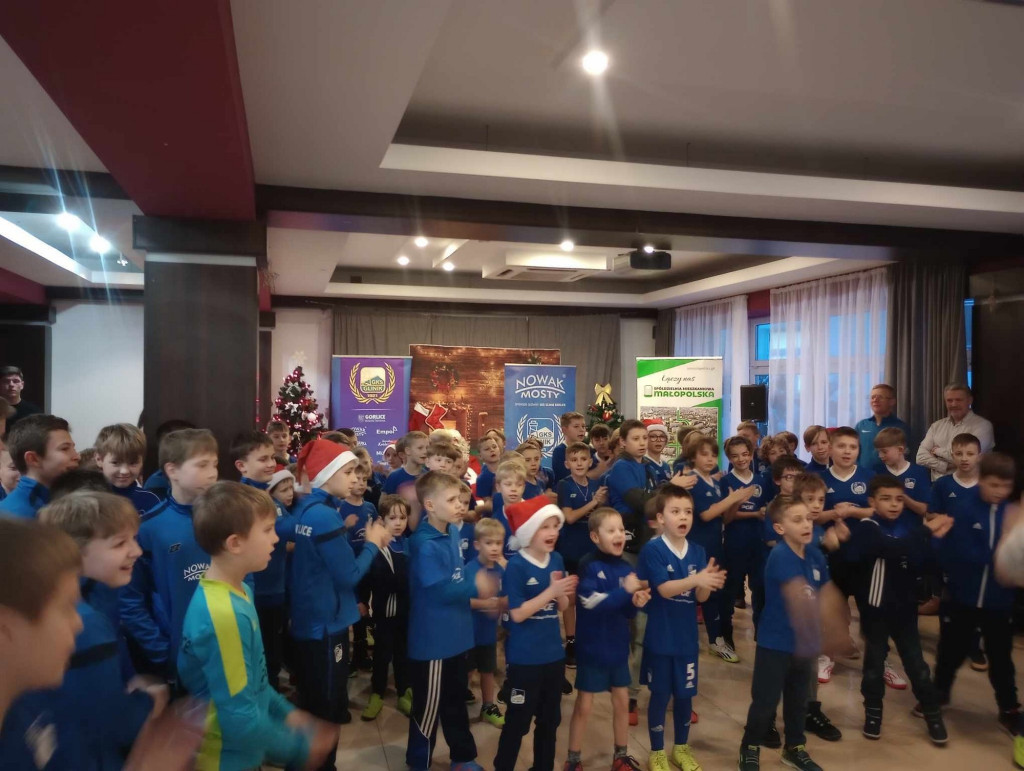 Święty Mikołaj odwiedził piłkarzy z Glinika