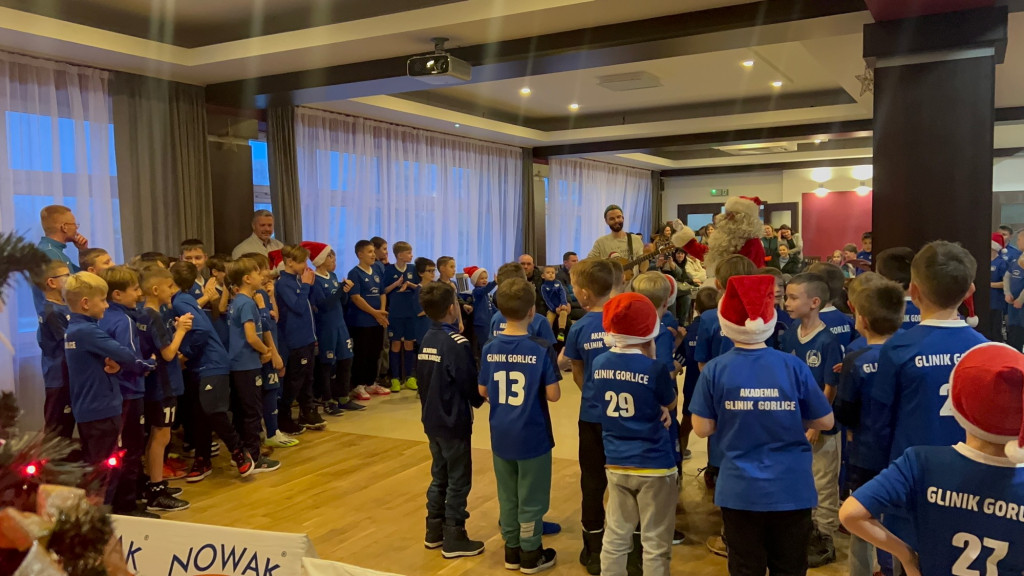 Święty Mikołaj odwiedził piłkarzy z Glinika