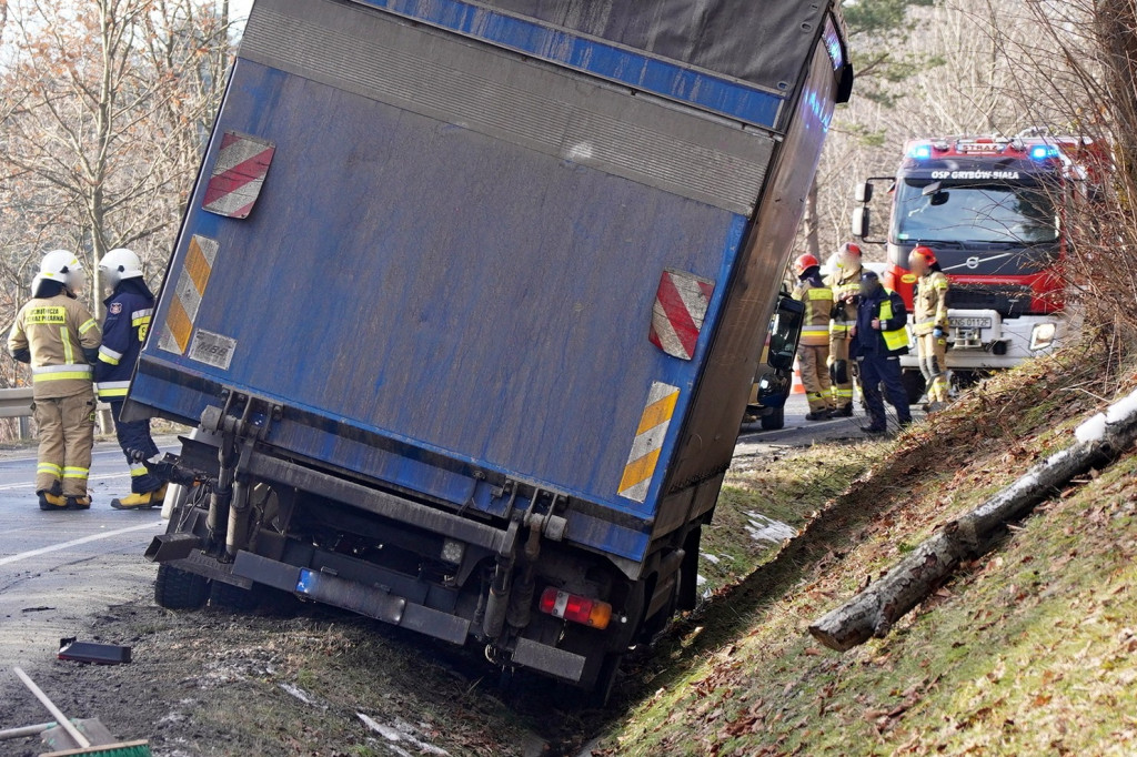 Zderzenie samochodów na Ropskiej Górze (19.12.)