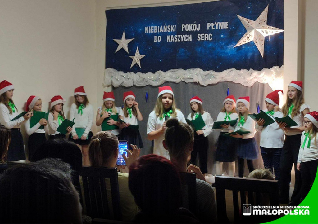 Dzieci z Klubu Hallerówka śpiewały kolędy (20.12)