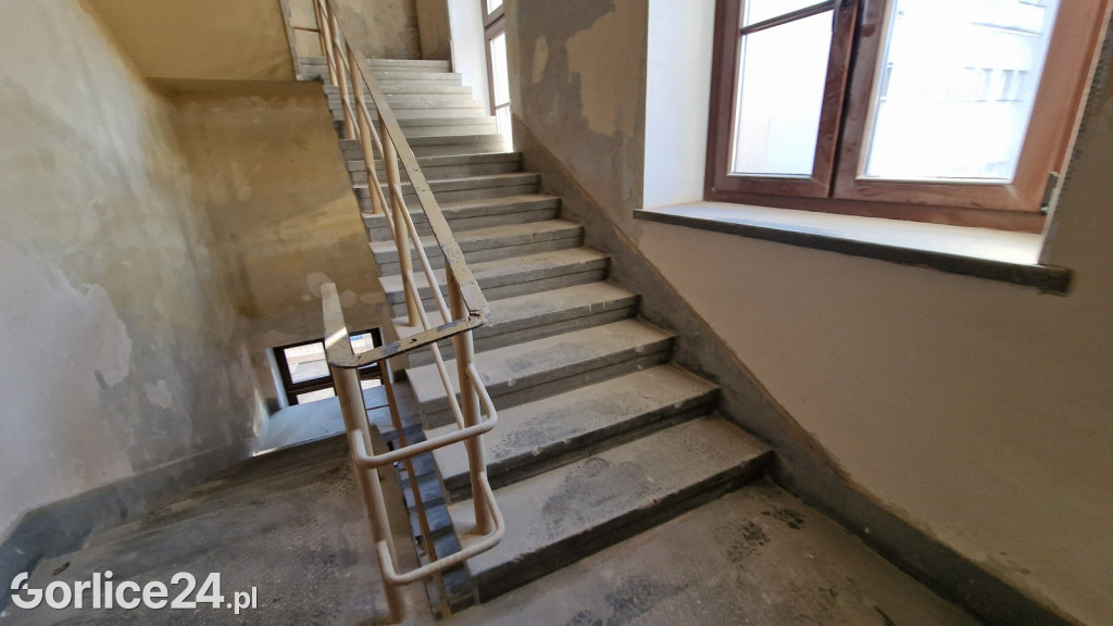 Wnętrze gmachu Gorlickiego Centrum Kultury podczas remontu
