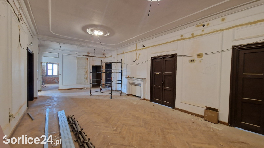 Wnętrze gmachu Gorlickiego Centrum Kultury podczas remontu