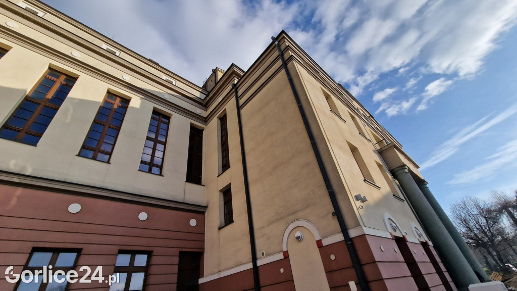 Wnętrze gmachu Gorlickiego Centrum Kultury podczas remontu