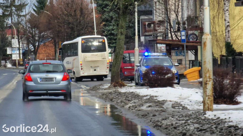 Autobus przejechał mężczyźnie rękę na ul. Bieckiej (24.01)